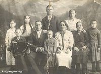 Семья Бобровых — Четвертая слева в нижнем ряду - Прасковья Степановна Боброва (Дерягина), второй слева - Алексей Бобров, вторая во втором ряду - Мария Александровна Сметанина (Дерягина). Фото из архива Натальи Горбуновой.