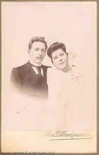 1901. Курган. Цветковы — Анна Федоровна Рыбина в 1901 году вышла замуж за Владимира Федоровича Цветкова. Из метрической книги села Шмаковского:
«Владимирской губернии, Вязниковского уезда села Пантелеева запасной старший писарь старшего разряда, из почетных личных граждан, Владимир Федорович Цветков, православный первым браком, 32. Деревни Секисовой, проживающая в с. Шмаковском крестьянская дочь-девица, Анна Федоровна Рыбина, православная первым браком. Поручители по жениху: Алексей Иванович Дерягин, курганский купец и запасный писарь Сергей Алексеевич Зверев. По невесте: крестьянин Лука Федорович Рыбин и Курганский купец – Василий Васильевич Зонов».
На обороте: "На добрую память милой дорогой Тане от сестренки Нюры Цветковой. 14 марта 1901 года. Город Курганъ"