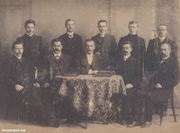 Сотрудники Курганского Земельного банка. Курган, 1906 год. — Фото из архива семьи Гайлитов. Из коллекции магазина «Антиквариат» в Кургане.