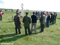 Поставим памятник деревне. Проект генерала Усманова, 2003 год — Фоторепортаж с открытия памятного знака на месте исчезнувший деревни Савиной. Фото из архива Усманова В.В.