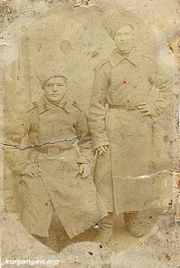 Воины Императорской Армии, 1910-е — Справа Александр Степанович Дерягин из деревни Лесниковой. Фото из архива Натальи Горбуновой.