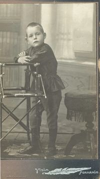 Сева Полушин, ок. 1913 года — Сева родился 5/19.02.1906 в д. Суслово Шмаковской волости Курганского уезда. Восприемники при рождении: Иван Семенович Полушин, Елена Семеновна Полушина. После революции и гибели родителей, Сева в 1920-е годы проживал в д. Шастово, позднее в Кургане.