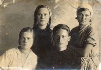 В верхнем ряду справа - Мария Александровна Сметанина (Дерягина) из деревни Лесниковой, 1930-е  — Фото из архива Натальи Горбуновой.