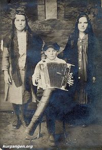 В центре Василий Александрович Дерягин из деревни Лесниковой, 1920-е — Фото из архива Натальи Горбуновой.