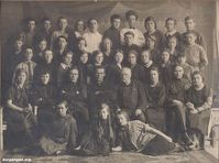 Курган, 1927 — Конец семилетки. Учителя: Георгий Мих. Ермолаев, Матвей Дмитриевич Русанов, Петр Смирнов, Александр Васильевич Предеин (Начеку), Новотельнова (Белова) Оксана Леонидовна. Фото из архива семьи Гайлитов. Из коллекции магазина «Антиквариат» в Кургане.