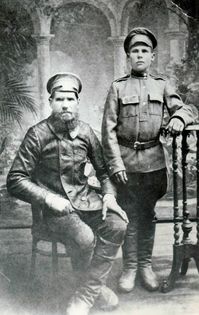 Шатровский район — Третьяков Дмитрий Евгеньевич с сыном, д.Кокуй, до 1917 г.
Фото из домашнего архива Бакалиной Наталии (Тюмень).