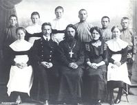 Падеринское. Двухклассное училище, 1914 год — Первый выпуск 2-х классного училища, 1914 год. Учитель Новиков А.Е., священник Сергий Флоринский, учительница Флоринская Е.С.