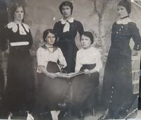 Фото из домашнего архива Дорофеева О.В. (Барнаул). — Судакова (Пугина) Анна Николаевна с сокурсницами.