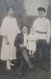 Фото из домашнего архива Дорофеева О.В. (Барнаул). — Судакова (Пугина) Анна Николаевна, Судаков Никандр Николаевич, Пугин Василий Николаевич с Леденёвой (Судаковой) Антониной Никандровной.