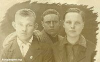 Томилов В., Дружков Виктор Порфирьевич — Дружков Виктор Порфирьевич (в центре), справа заплаканное лицо сестры Тамары, слева также призванный с ним в один день его друг В. Томилов, так и не вернувшийся с войны. Фото сделано сразу после получения повестки из военкомата. Село Кирово, 23.01.1943г. Фото из архива Ханбековой Анны.