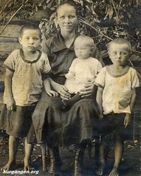 Яшкина Зоя Павловна — Яшкина Зоя Павловна с детьми: Анной, Борисом , Марией. Фото из архива Ханбековой Анны.