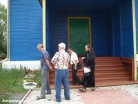 Село Боровлянка. Никольская Крестовоздвиженская церковь. 2009-11 — Владимир Шевцов, Николай Павлов, Анатолий Кузьмин и протоиерей Никольской церкви Павел (Балакин). Фото Павла Варлакова.