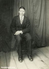Ветохин Александр Павлович, 1939г.  — Ветохин Александр Павлович был призван в армию Кировским райвоенкоматом в 1939г. Погиб возле реки Лазузы (притока Волги), под Ржевом, в Тверской обл. Эта фотография сделана после получения повестки в армию. Фото из архива Ханбековой Анны.