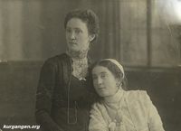 Городецкая Т.В. и Тюльпанова Е.А. (справа) — Курган, 1910-е. Фото из архива Бурматовой Веры Георгиевны (г. Калининград).