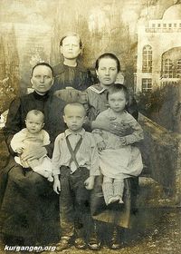 Дружковы — Женщина слева Дружкова Анна Илларионовна, на коленях дочь Галина (после этого фотографирования простыла и умерла), рядом сын - Виктор. Имена остальных неизвестны, село Б. Окунево. Фото из архива Ханбековой Анны.