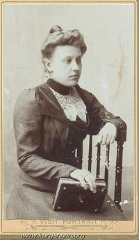 1900-е. Мариинск. Анна Зонова — На обороте: "На добрую и вечную память Татьяне Рыбиной от Анны Зоновой.