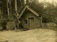 Офицер возле землянки. Юго-Западный фронт. 1916г. — Фотографии Михаила Яковлевича Черепанова времен Первой мировой войны.
