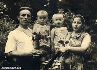 Жители села Кирово (Воскресенского) — Дружков Виктор Порфирьевич и Дружкова Лилия Дмитриевна с детьми Таней и Галей, 1956 год. Фото из архива Ханбековой Анны.