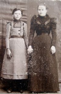 Куртамыш. Учителя  — Павлова Анна Дмитриевна, Абалакова Валентина Дмитриевна, 1897. Из архива Николая Павлова.