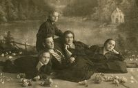 Фото из домашнего архива Высыпковой (Опариной) Елены Сергеевны (Курган). — Слева лежит Екатерина Никифоровна  (урожденная Пухова).