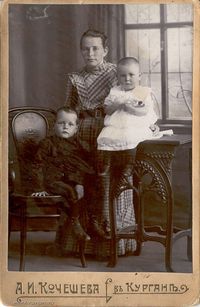 Анна Андреевна Полушина с детьми Севой и Галей, Курган, 1910-е — К 1910-е годы у Полушиных паточный и маслодельный заводы, водяная мукомольная мельница в Шастовской волости, дом в Кургане.