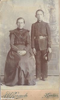 Барышевы. Курган, 1910-е.   — На обороте: «Дорогой Никиты Федорович не забудь нас. Твои Лиза и Сергей [Барышевы]. Из коллекции магазина «Антиквариат» в Кургане.