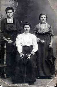 1913. Польша. Эмилия Майлер 16 лет от роду (слева), с подругами. — Моя бабушка, Эмилия Федоровна Майлер, по национальности немка, проживала до первой мировой войны в Польше. После начала войны она, и другие немцы были высланы вглубь территории Российской империи.