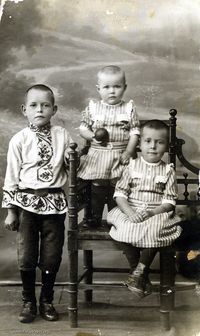 Дети Павла и Анны Полушиных из деревни Шастово — На фотографии Сева (род. в 1906), Таисия (род. в 1911), Галя (род. в 1908).
Таисия трагически погибла 13 декабря 1914 года на водяной мельнице родителей в д. Суслово Шмаковской волости Курганского уезда: «убита камнем, отлетевшем от мельничного жернова».