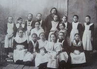 Куртамыш. Начальное женское училище, 1912 год — В верху законоучитель, священник о. Федор (Карпов). Из архива Куртамышского музея.