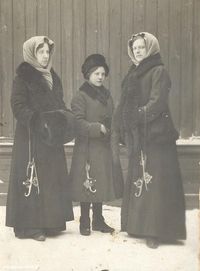 Курган, 1913 год  — Гайлит, Светлана и Морозова. Из коллекции магазина «Антиквариат» в Кургане.