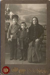 Сева и Галя Полушины с бабушкой Еленой Макаровной Васильевой, ок. 1913 года