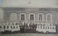 Куртамыш. Женская прогимназия, 1914 год — В центре законоучитель, о. Федор (Карпов). Из архива Куртамышского музея.