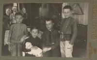 Галя  и Сева Полушины (в центре), ок. 1916