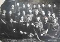 Город Куртамыш. Выпуск Куртамышской школы 2-й ступени, 1926 год — В клетчатом платье - Нина Павлова. Слева направо: директор И.М.Пономарев (физик), Б.Н. Рукавишников (биология,химия),  И.К.Малков (литература), С.Я.Инфантьев (математика). Фото из архива Павловых.