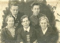 1941, Курган. Курсант авиашколы Всеволод Шевцов в увальнении с братом Анатолием и друзьями — Из автобиографии Всеволода: "В 1940 году я окончил 8 классов Марайской средней школы Мостовского р-на Курганской области. Там же начал учиться в девятом классе, где проучился три четверти, после чего по досрочному призыву через Марайский райвоенкомат был направлен в Курган в летную школу".