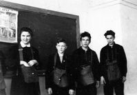 Средняя школа в в селе Кирово. Урок начальной военной подготовки, 1962 год — Фото из музея Кировской средней школы.