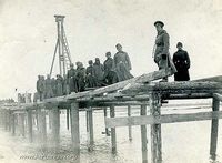 Солдаты и офицер на строящемся мосту. 1916г. — Фотографии Михаила Яковлевича Черепанова времен Первой мировой войны.