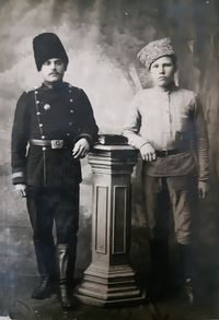 Фото из домашнего архива Дорофеева О.В. (Барнаул). — Справа - уроженец села Макушинского, Пугин Александр Николаевич, по неподтверждённым данным погиб в 1919 году от рук колчаковцев, замучен.