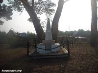 Памятник Дмитрию Пичугину возле деревни Белый Яр Кетовского района Курганской области — Фото Павла Варлакова, 07.08.2010.