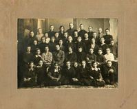 Фото из домашнего архива Высыпковой (Опариной) Елены Сергеевны (Курган). — Надпись на обороте: Снимались 2/III 26 года. "IIб" группой школы II ступени №1. В Кургане. 2-й ряд сверху, 2-я справа - Пухова Галина Никифоровна.