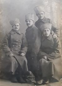 Фото из домашнего архива Дорофеева О.В. (Барнаул). — Слева - уроженец села Макушинского,  Пугин Александр Николаевич среди сослуживцев. Надпись на обороте: "На добрую память Папаше и Мамаше и всем братьям и сестрам. Александр".
