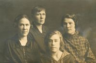 Фото из домашнего архива Высыпковой (Опариной) Елены Сергеевны (Курган). — Александра Никифоровна Пухова (слева).