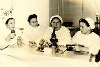 Фото из домашнего архива Высыпковой (Опариной) Елены Сергеевны (Курган). — За микроскопом Быковская (урожденная Пухова).