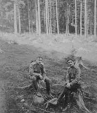Два офицера в лесу. 1916г. — Фотографии Михаила Яковлевича Черепанова времен Первой мировой войны.