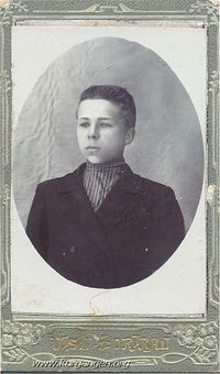 1900-е. Белоруссия. Василий Шевцов — Василий Емельянович Шевцов родился 13(01).01.1890 на хуторе Минченки Добромыслянской волости Оршанского уезда Могилевской губернии (в настоящее время Лиозненский район Витебской области Республики Беларуси) в семье белорусского крестьянина-единоличника Емельяна Самойловича Шевцова.
