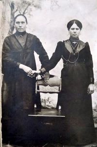 Шатровский район — Третьякова Анна Дмитриевна (на фото слева), 1895 г.р., д.Кокуй, до 1917 г.
Фото из домашнего архива Бакалиной Наталии (Тюмень).
