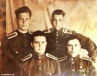 Жители станции Иковка Кетовского района Курганской области — Миронов Владимир Петрович 1925-го года рождения (в первом ряду справа), Герой Советского Союза. Удостоен звания за мужество и героизм, проявленные при взятии Кёнигсберга. Слева от него - Корнеев Владимир Дмитриевич 1924-го года рождения. Участвовал в боях на Курско-Орловской дуге в 12-ой гвардейской стрелковой дивизии. Награждён медалью "За боевые заслуги". Фото из архива дочери – Богаевской (Корнеевой) Надежды Владимировны (ст. Иковка) Фото для размещения на сайте «Курганген» предоставлено Верой Собакиной.