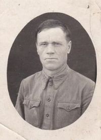 — Петунин Иван Андреевич 1908-го года рождения. В РККА с 1941-го года. Ефрейтор, связист. Участник боёв с Германией и с Японией. Награждён боевыми медалями. Фото из архива дочери Свердловой (Петуниной) Надежды (Шадринск). Фото для размещения на сайте «Курганген» предоставлено Верой Собакиной (Латвия).