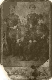 1900-е. На военной службе — Бутин Федор Федосеевич из деревни Бралгиной Брылинской волости (в нижнем ряду слева)