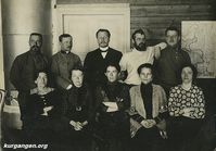 Фото из архива Бурматовой Веры Георгиевны  — Гамбалевский Николай Васильевич (второй ряд, крайний справа), Городецкая Татьяна Васильевна (первый ряд, крайняя справа). Фото из архива Бурматовой Веры Георгиевны (г. Калининград).